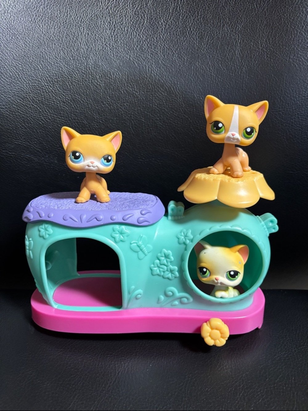 Littlest Pet Shop LPS Curious Kitties Playset with Original Cats